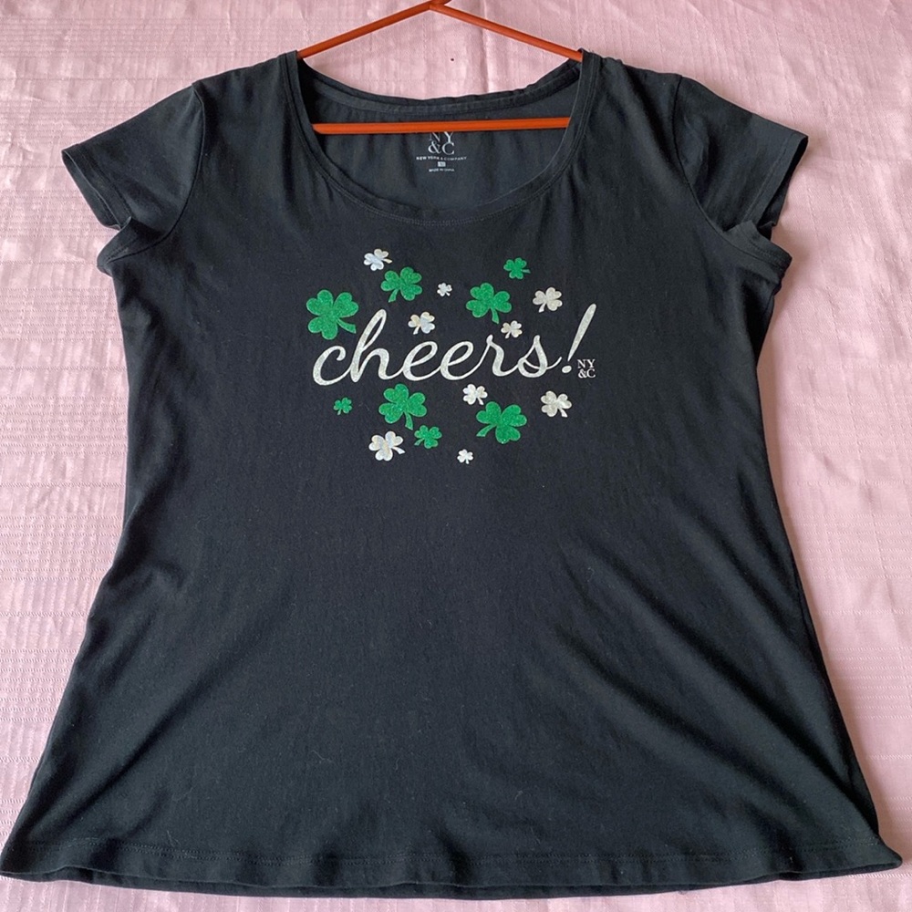 ☘️NY&Co Black Tee with Shamrocks and “cheers!”☘️